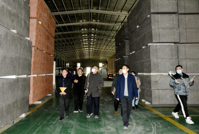 “党旗飘扬火炬红，建造百年新华能”.jpg